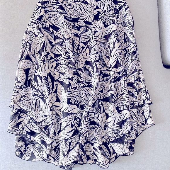 🖤🤍MELANIE LYNE 🖤🤍double layered black and white leaf design skirt. Size 6. - Picture 5 of 8